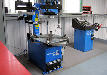 Tyre and wheel balancing machines